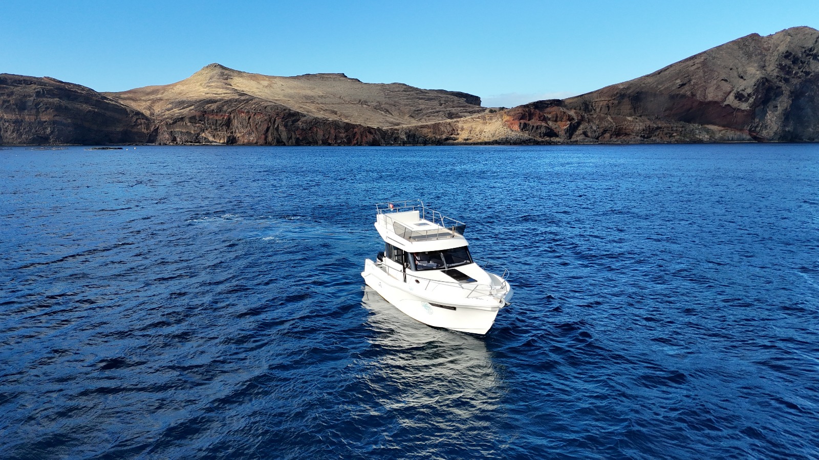 Embarcação Madeira Charter a navegar junto à costa da Madeira